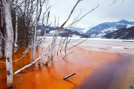 Resíduos da atividade de mineração geralmente escorrem para os rios. Foto: Angyalosi Beata / Shutterstock.com