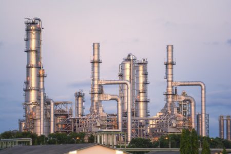 Torres de destilação de petróleo em uma refinaria. Foto: Golf_chalermchai / Shutterstock.com