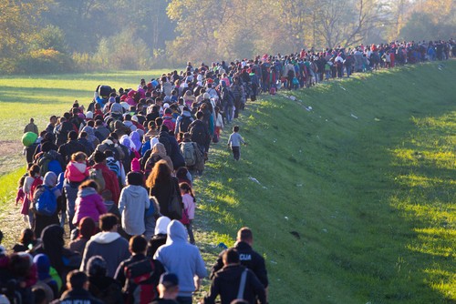 Milhares de refugiados vagam em direção à Alemanha. Foto: Janossy Gergely / Shutterstock.com