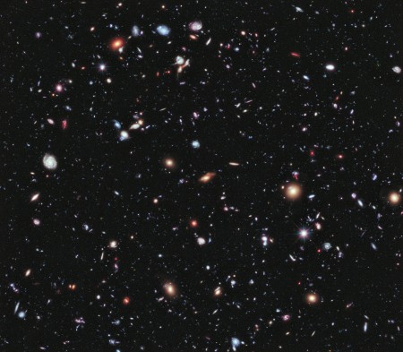 Montagem feita pela NASA com fotos tiradas pelo telescópio Hubble ao longo de dez anos. Apenas nessa imagem existem milhares de galáxias, com milhões de <a href=