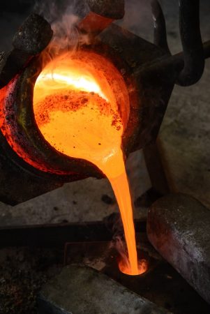 O aço é uma liga metálica ferrosa pois é composto de carbono e ferro. Foto: yongyut rukkachatsuwa / Shutterstock.com