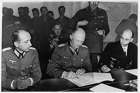 General nazista Alfred Jodl assina a rendição da Alemanha, colocando fim à Segunda Guerra Mundial, em 7 de maio de 1945. Foto: Biblioteca Franklin D. Roosevelt / via Wikimedia Commons