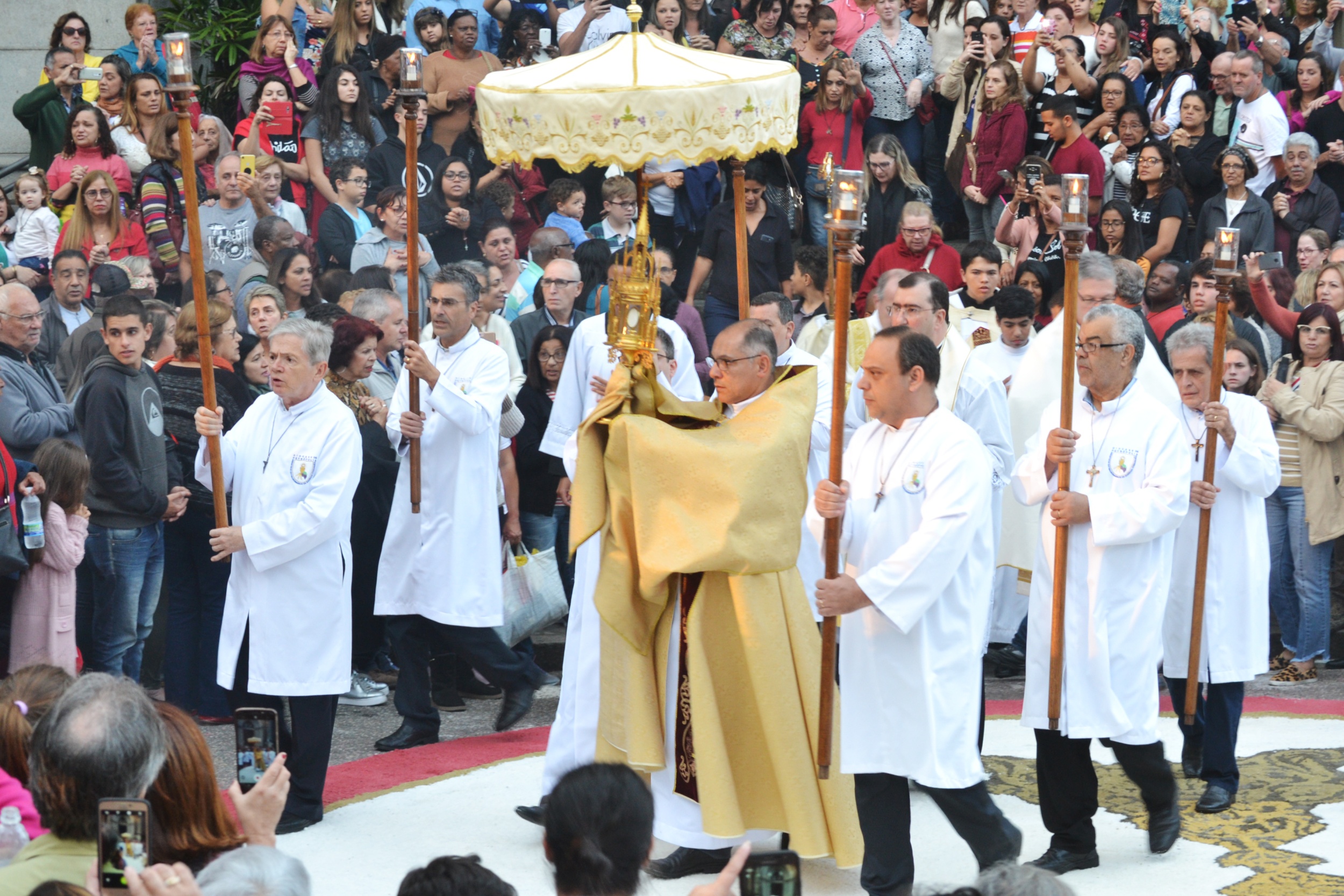 Festa de Corpus Christi - história, origem, procissão, datas - InfoEscola