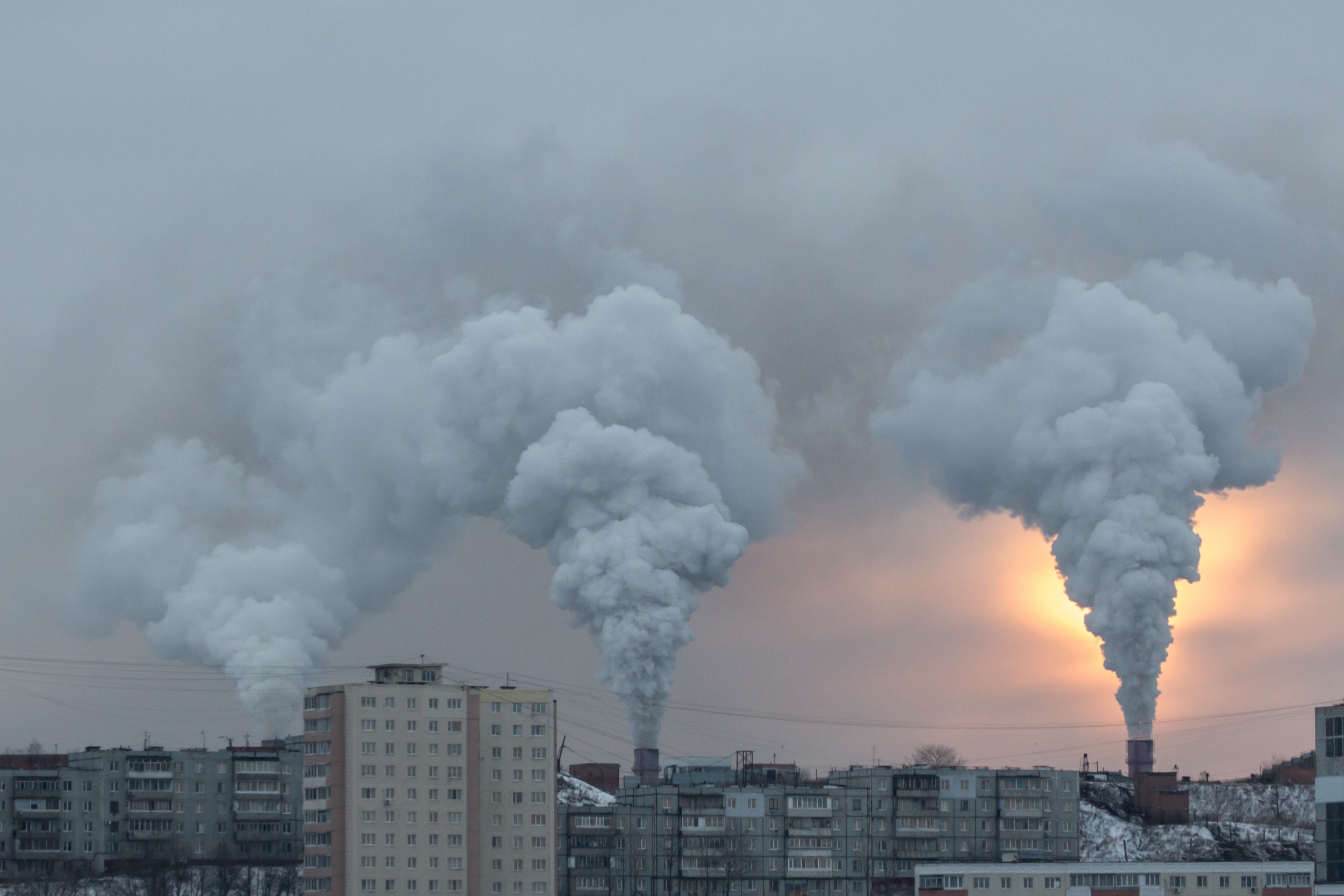 Reducing air pollution. Промышленные выбросы. Проблема загрязнения воздуха. Выбросы в воздух. Загрязнение воздуха Самара.