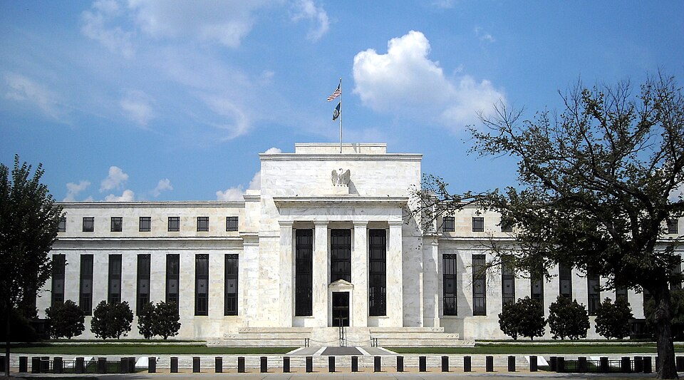 Fachada do Edifício Marriner S. Eccles, sede do Federal Reserve em Washington